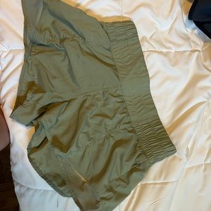 lulu 2.5 high rise army green size 6 shorts